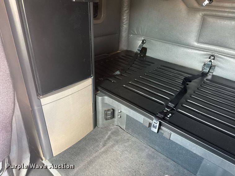 image for item YA0356 2018 Freightliner Cascadia 125 semi truck