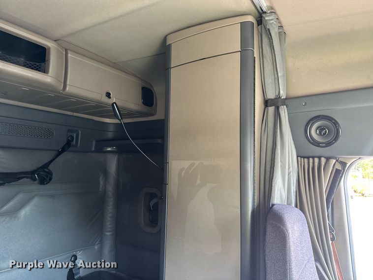 image for item YA0356 2018 Freightliner Cascadia 125 semi truck