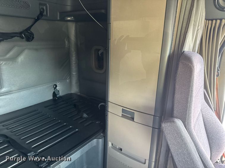 image for item YA0356 2018 Freightliner Cascadia 125 semi truck