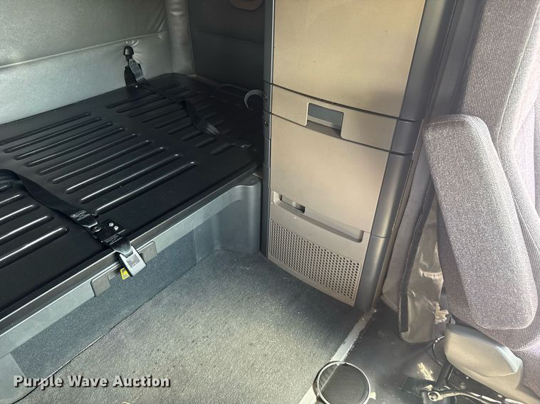 image for item YA0356 2018 Freightliner Cascadia 125 semi truck