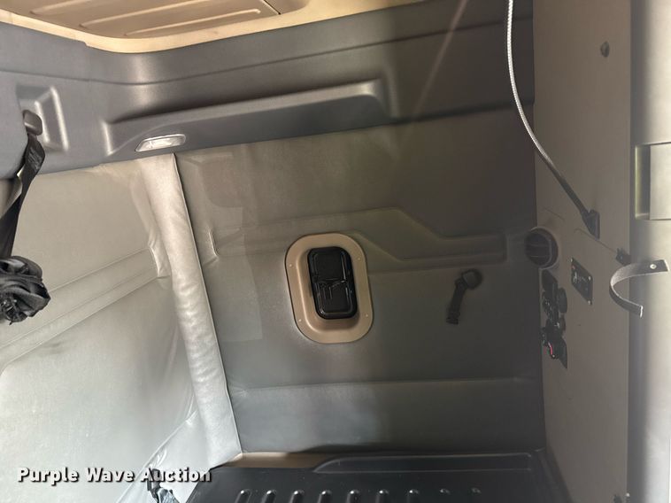 image for item YA0356 2018 Freightliner Cascadia 125 semi truck