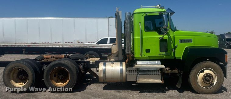 image for item YA0359 2017 Mack CHU613 semi truck