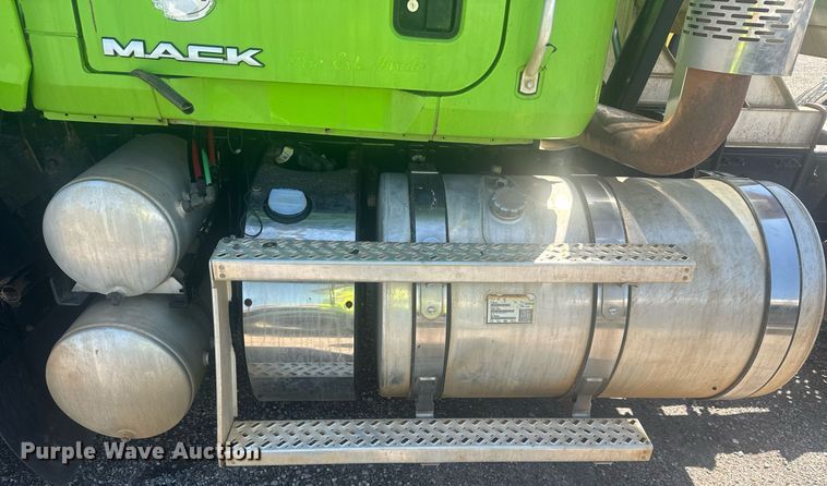 image for item YA0359 2017 Mack CHU613 semi truck