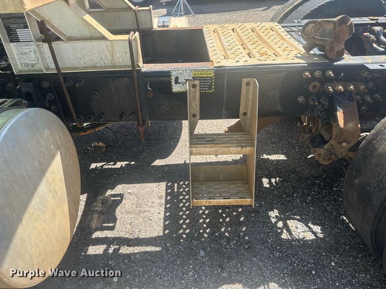 image for item YA0359 2017 Mack CHU613 semi truck