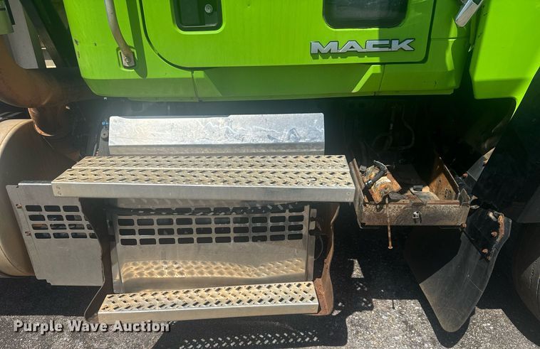 image for item YA0359 2017 Mack CHU613 semi truck