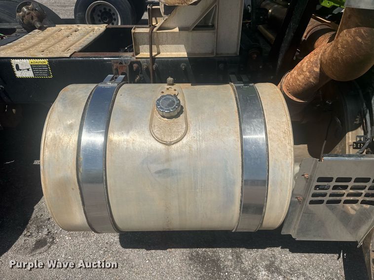 image for item YA0359 2017 Mack CHU613 semi truck