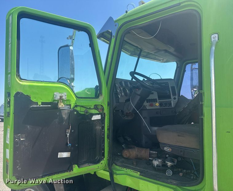 image for item YA0359 2017 Mack CHU613 semi truck