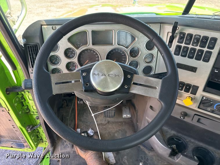 image for item YA0359 2017 Mack CHU613 semi truck