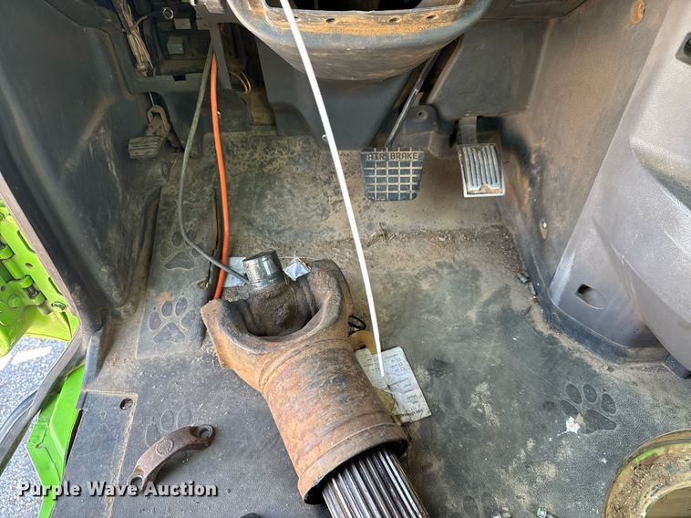 image for item YA0359 2017 Mack CHU613 semi truck