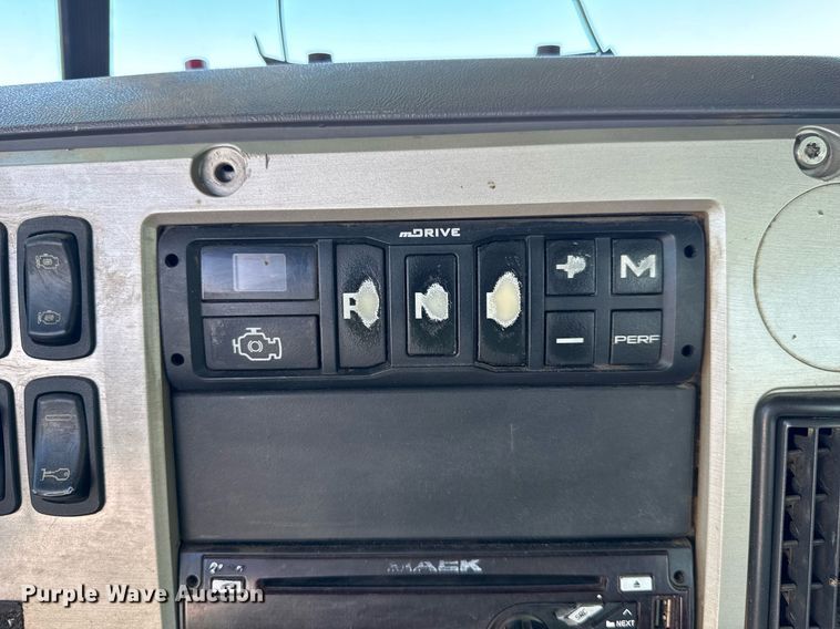 image for item YA0359 2017 Mack CHU613 semi truck