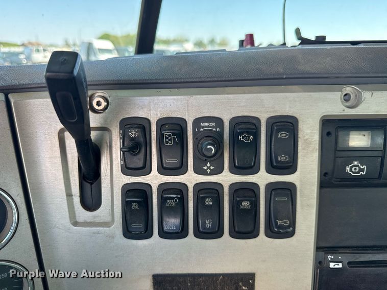 image for item YA0359 2017 Mack CHU613 semi truck