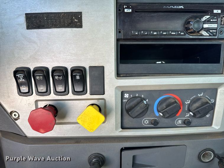 image for item YA0359 2017 Mack CHU613 semi truck