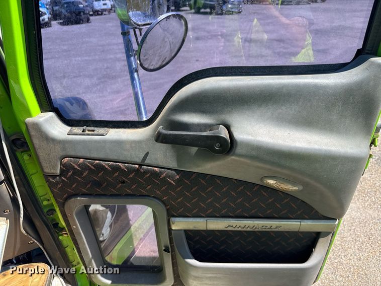 image for item YA0359 2017 Mack CHU613 semi truck