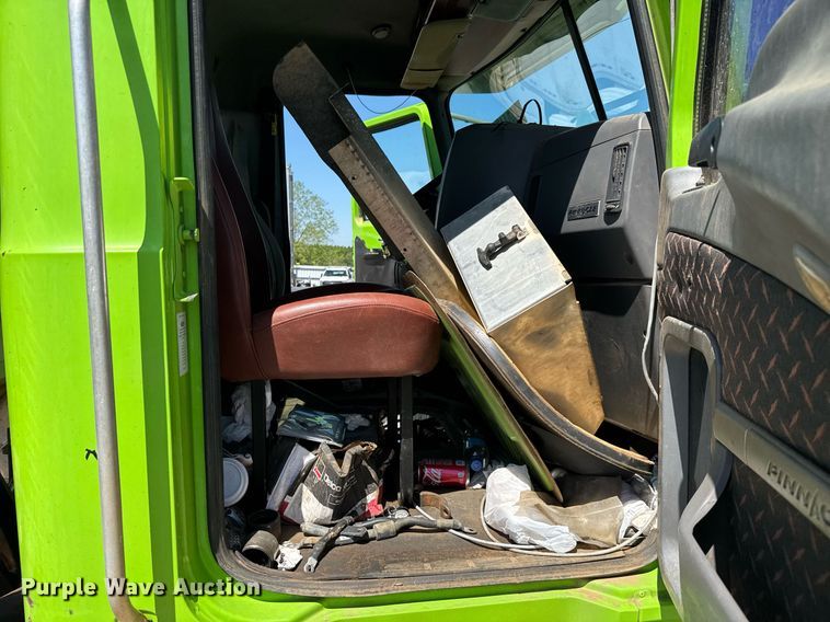 image for item YA0359 2017 Mack CHU613 semi truck