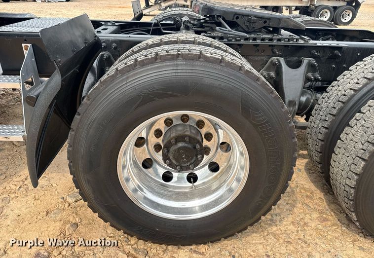 image for item YA0565 2020 International LT625 semi truck