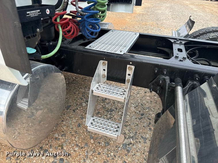 image for item YA0566 2020 International LT625 semi truck