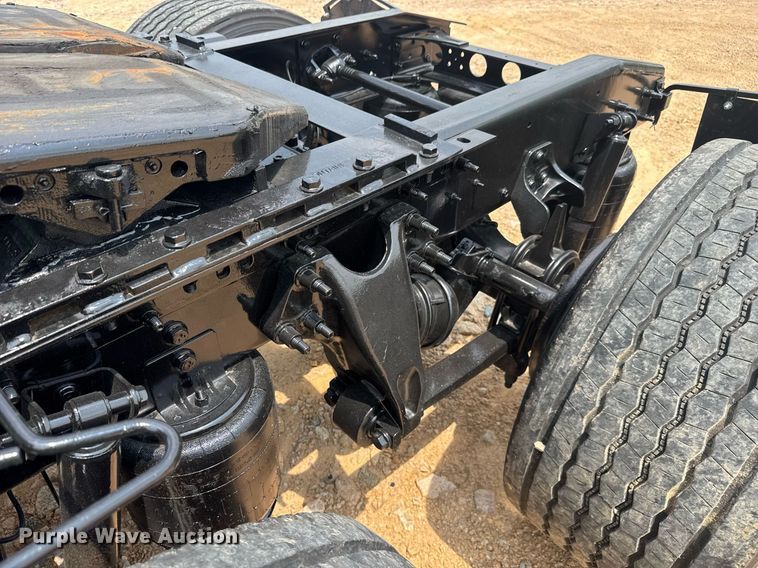 image for item YA0593 2020 International LT625 semi truck