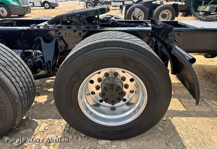 image for item YA0593 2020 International LT625 semi truck