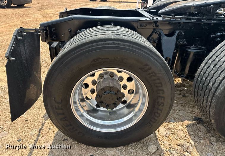 image for item YA0593 2020 International LT625 semi truck