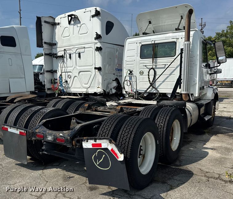 image for item YA0611 2016 Volvo VNL semi truck