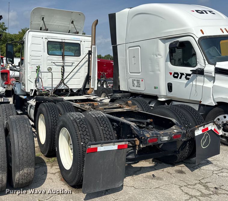 image for item YA0611 2016 Volvo VNL semi truck