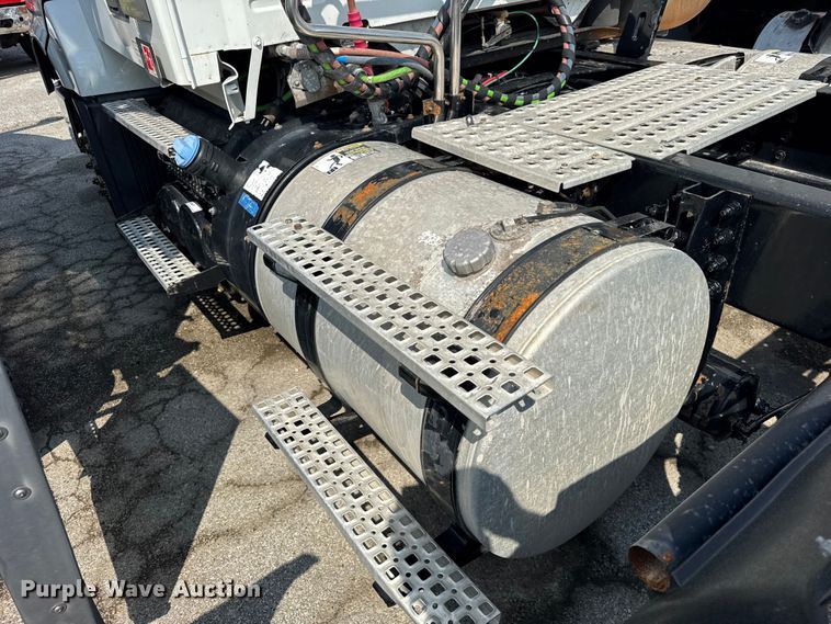 image for item YA0611 2016 Volvo VNL semi truck