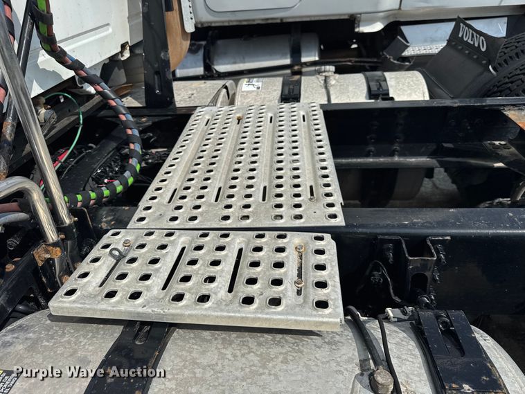 image for item YA0611 2016 Volvo VNL semi truck