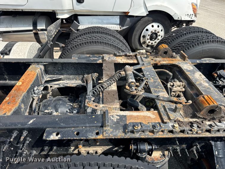 image for item YA0611 2016 Volvo VNL semi truck