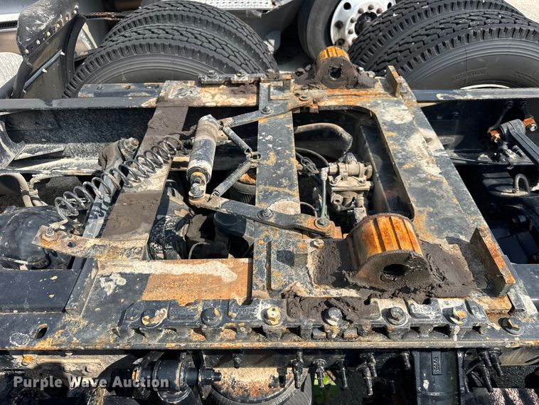 image for item YA0611 2016 Volvo VNL semi truck