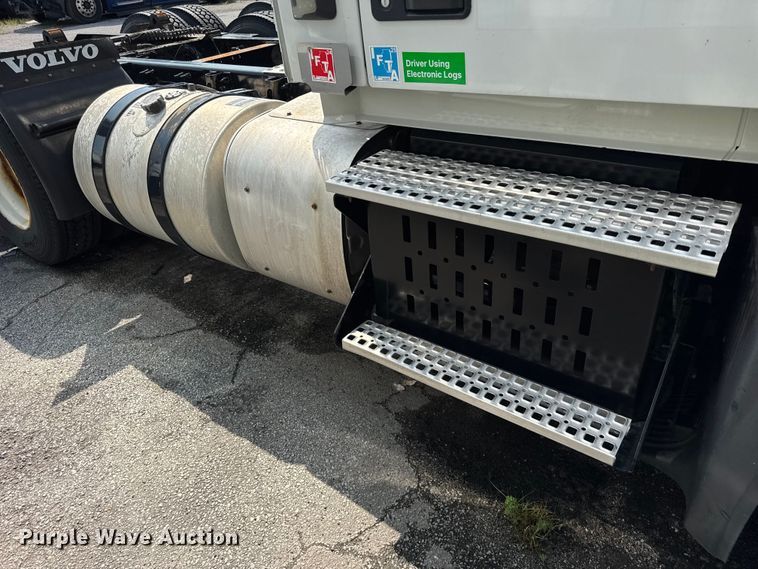 image for item YA0611 2016 Volvo VNL semi truck