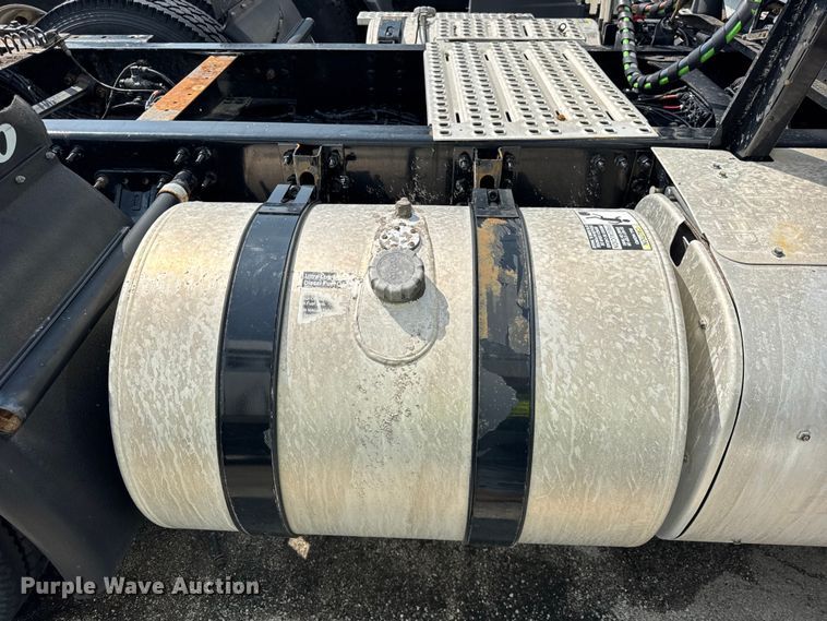 image for item YA0611 2016 Volvo VNL semi truck