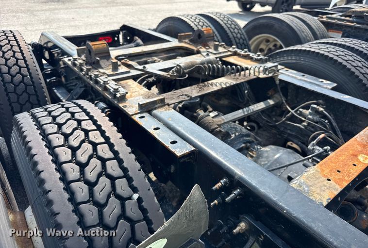 image for item YA0611 2016 Volvo VNL semi truck