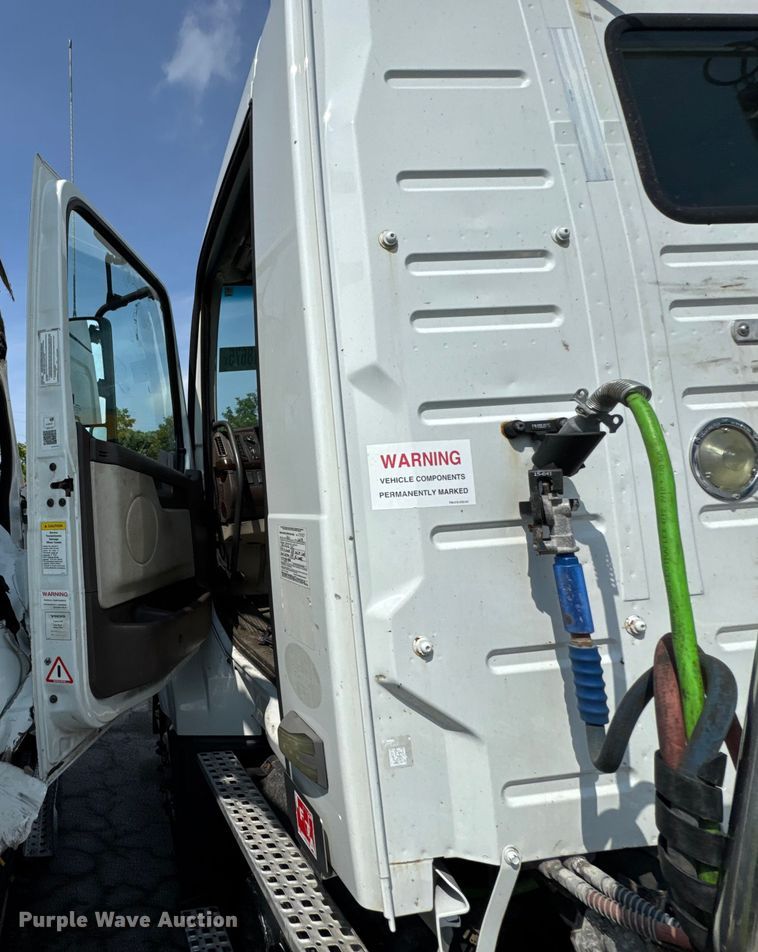 image for item YA0611 2016 Volvo VNL semi truck