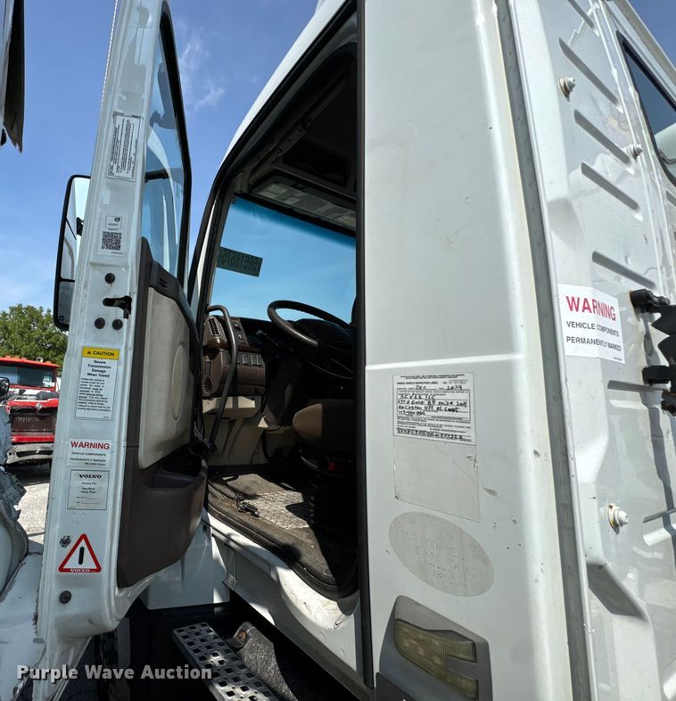 image for item YA0611 2016 Volvo VNL semi truck