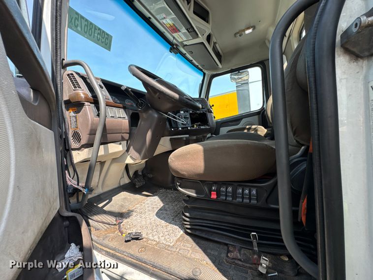 image for item YA0611 2016 Volvo VNL semi truck