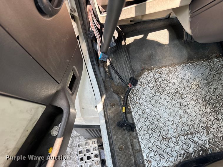 image for item YA0611 2016 Volvo VNL semi truck