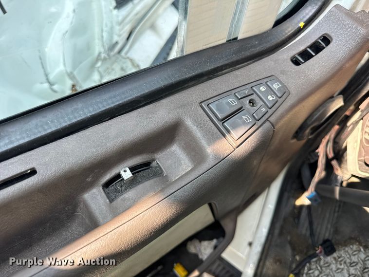 image for item YA0611 2016 Volvo VNL semi truck