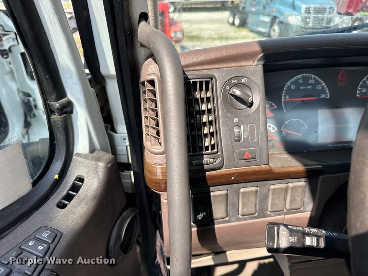 image for item YA0611 2016 Volvo VNL semi truck