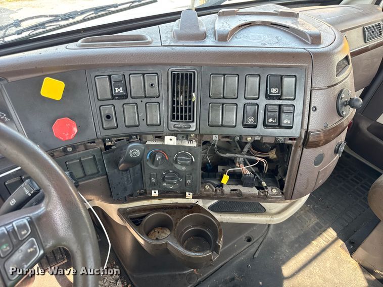 image for item YA0611 2016 Volvo VNL semi truck