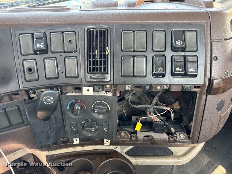 image for item YA0611 2016 Volvo VNL semi truck