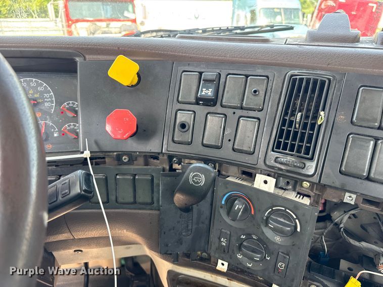 image for item YA0611 2016 Volvo VNL semi truck