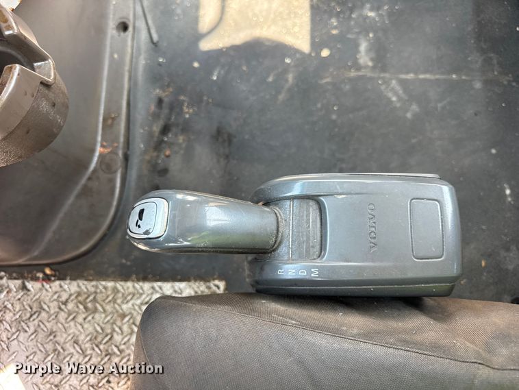 image for item YA0611 2016 Volvo VNL semi truck