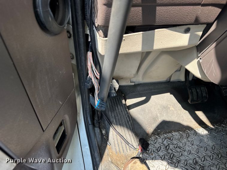 image for item YA0611 2016 Volvo VNL semi truck