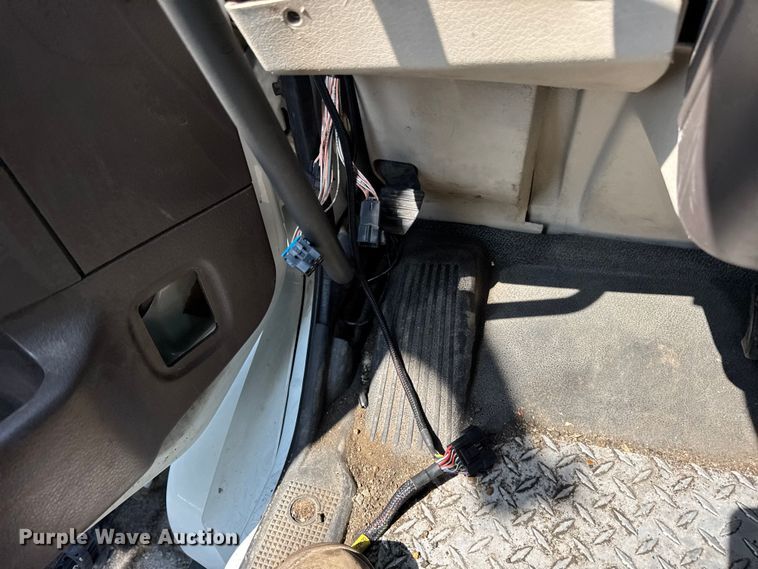 image for item YA0611 2016 Volvo VNL semi truck