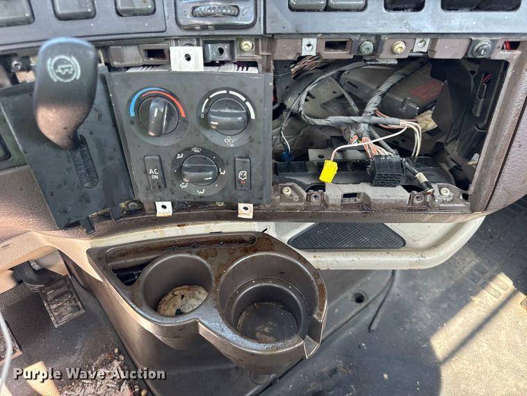 image for item YA0611 2016 Volvo VNL semi truck