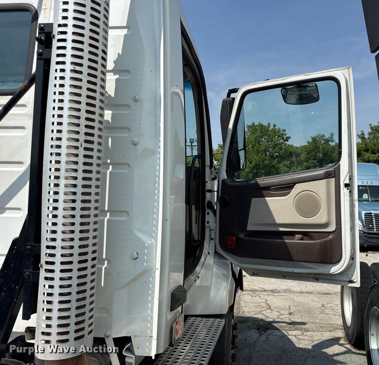 image for item YA0611 2016 Volvo VNL semi truck