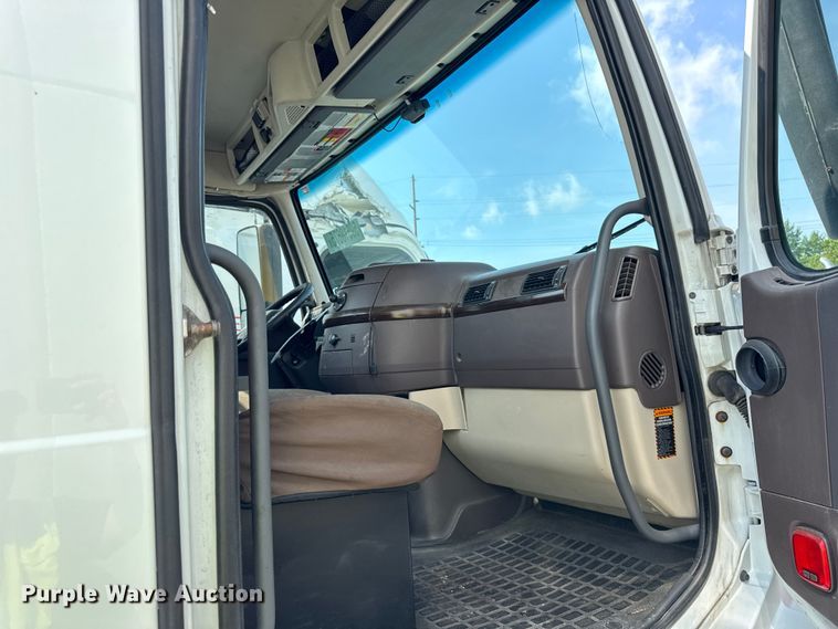 image for item YA0611 2016 Volvo VNL semi truck