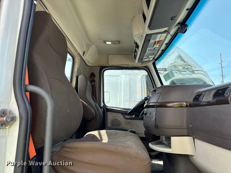 image for item YA0611 2016 Volvo VNL semi truck