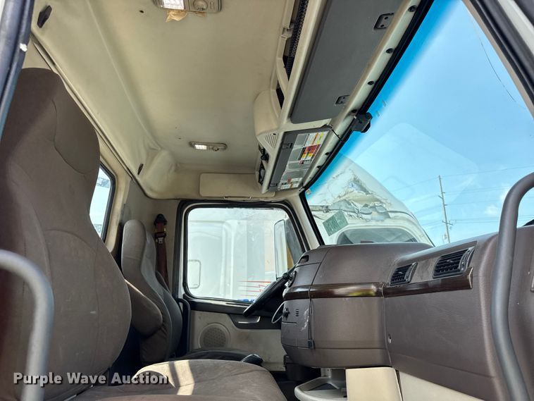 image for item YA0611 2016 Volvo VNL semi truck