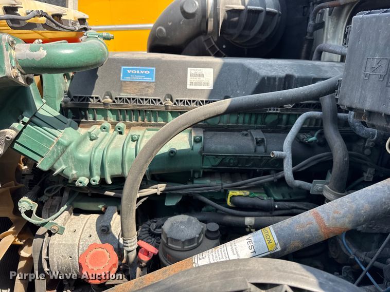 image for item YA0611 2016 Volvo VNL semi truck